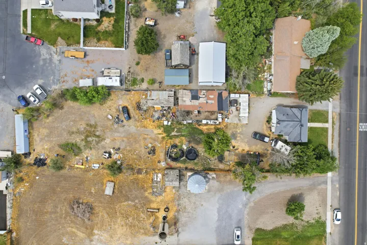 back of property backs ups with access to cut de sac so you can subdivide and build more rental properties.