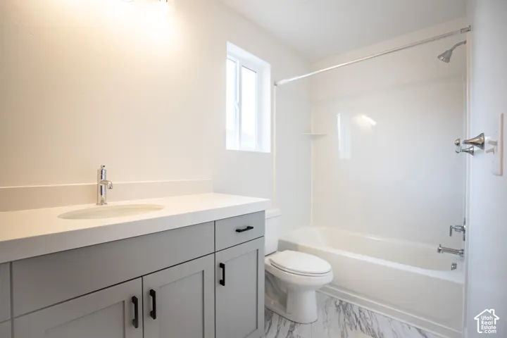 Upstairs Full Bathroom