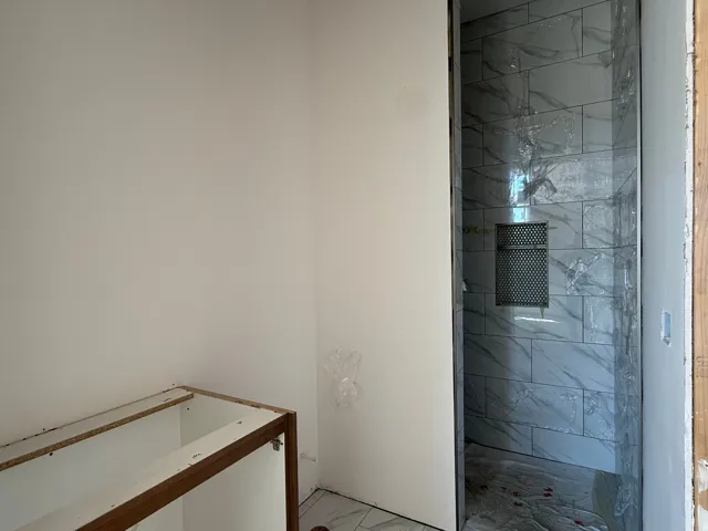Shower with subway-style wall tiling and a built-in recessed niche