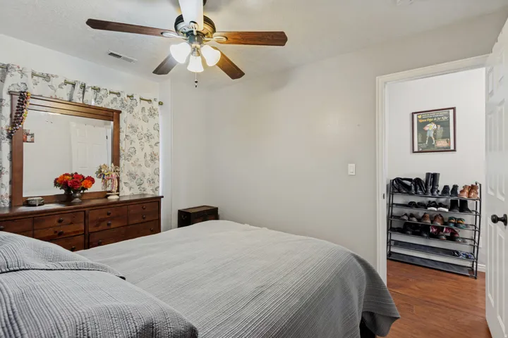 Ceiling fan with integrated lighting