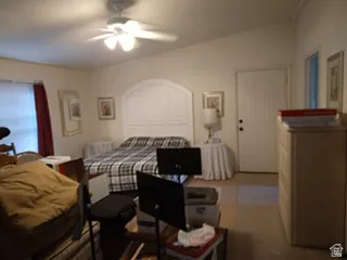 Vaulted ceiling with a ceiling fan
