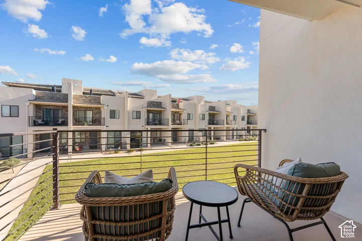 Private balcony featuring a metal cable railing and concrete flooring
