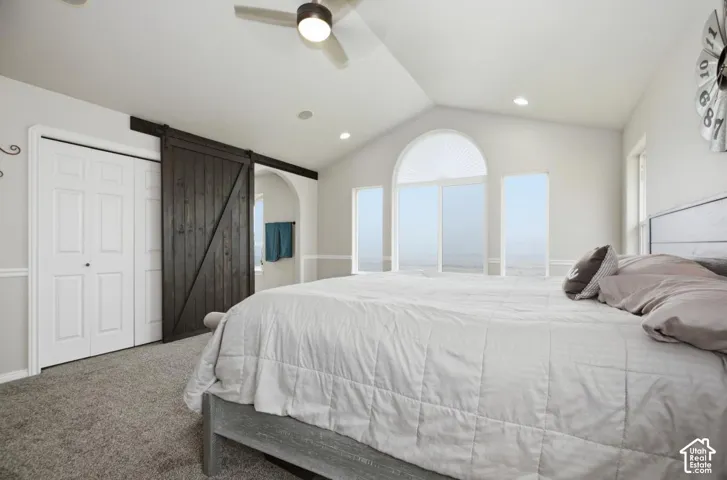 Vaulted ceiling featuring a ceiling fan with integrated lighting and recessed lighting fixtures