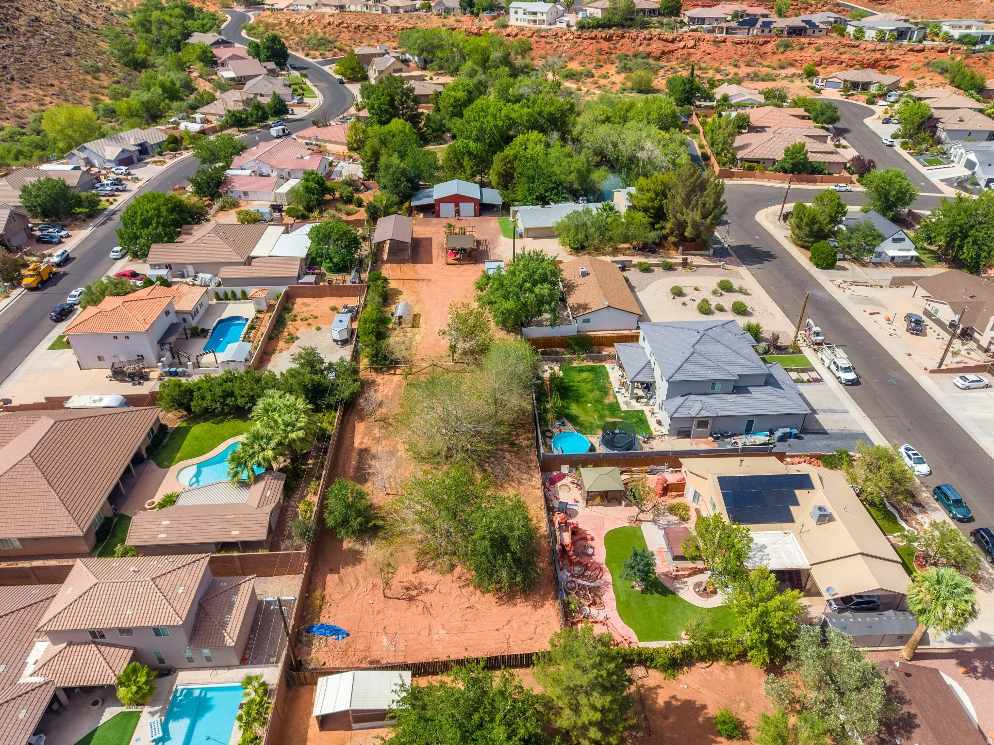 Expansive red rock terrain and abundant natural foliage define this residential area