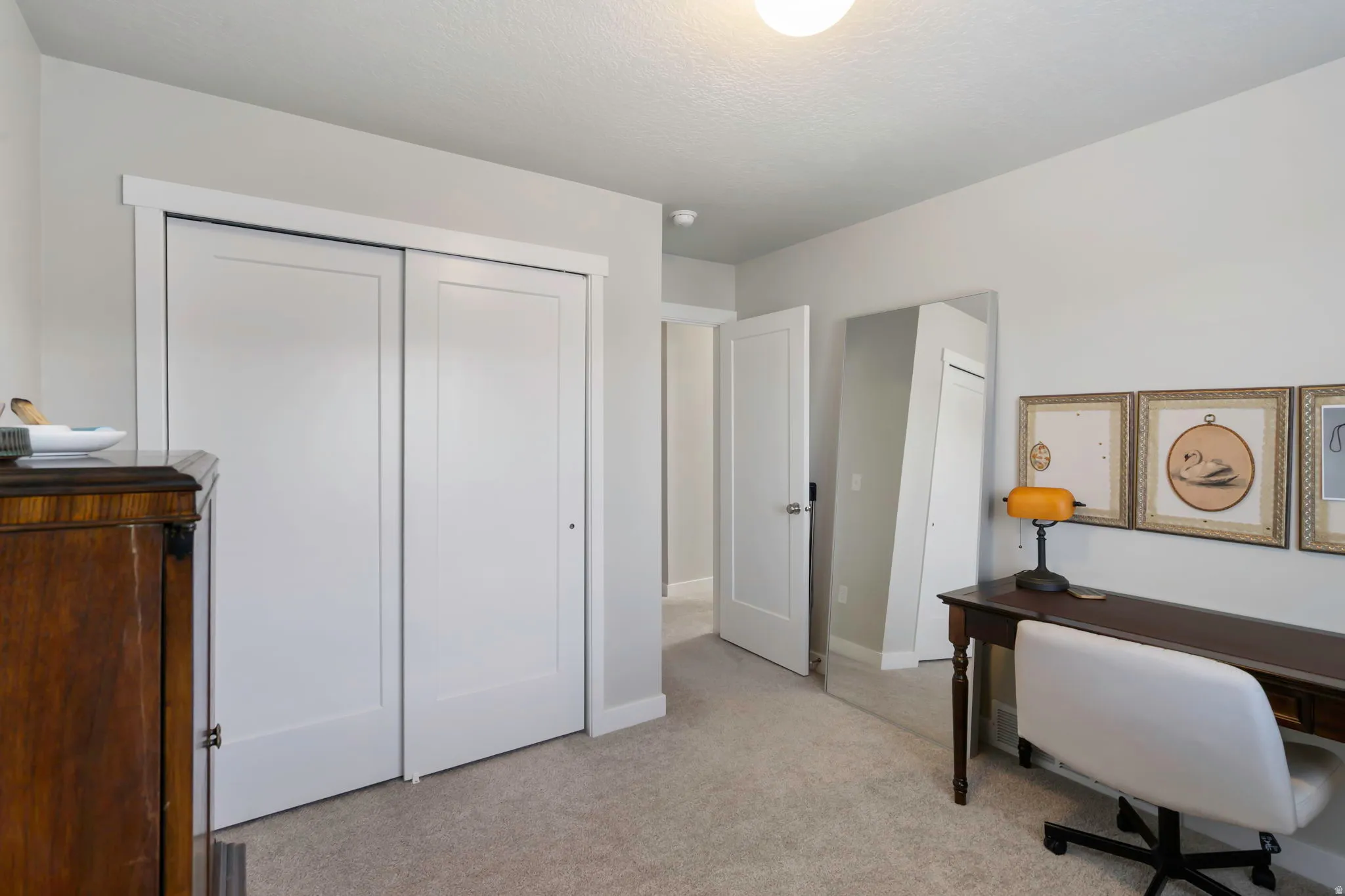 Neutral tone wall finish with a flat white ceiling