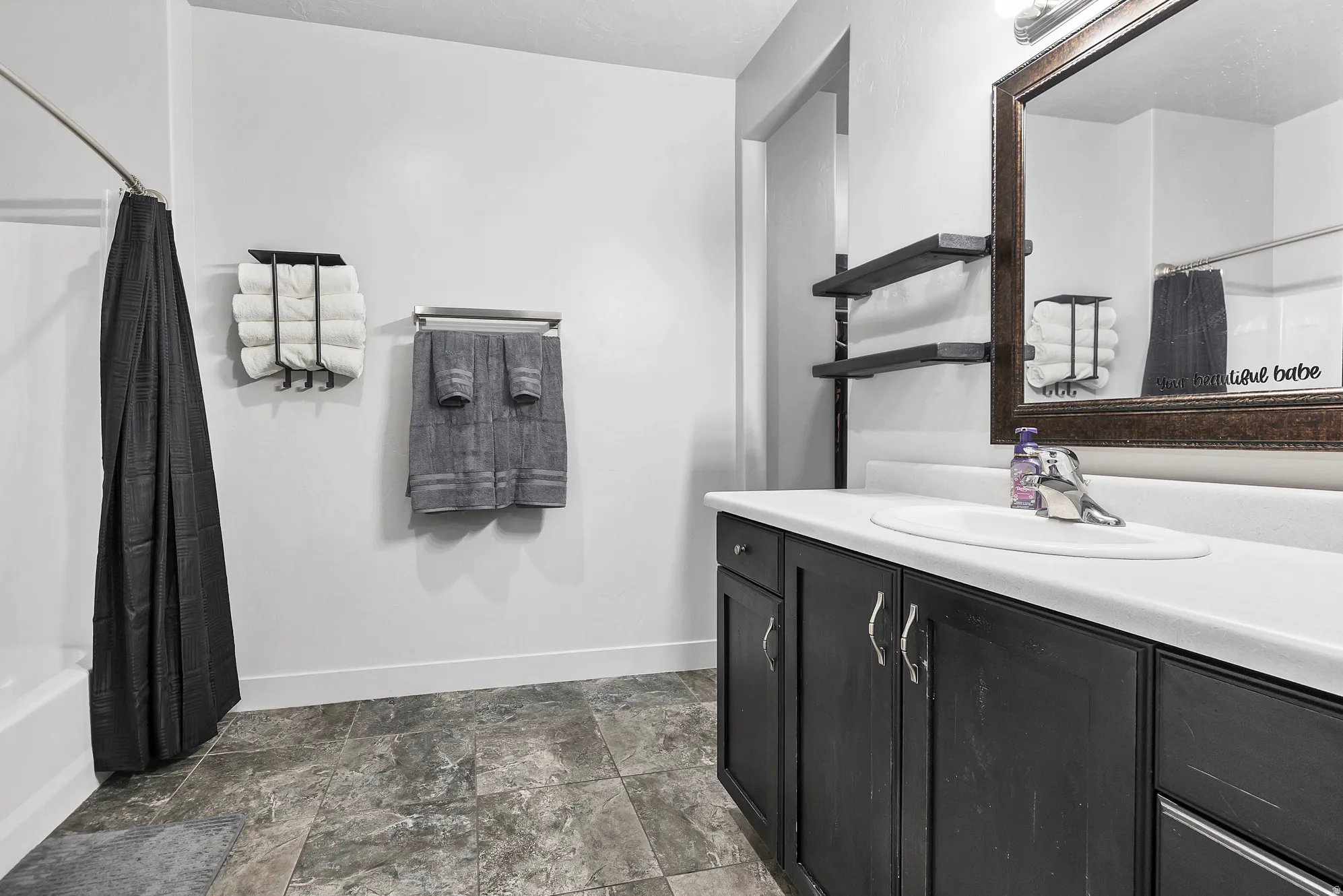 Owners en-suite full bathroom