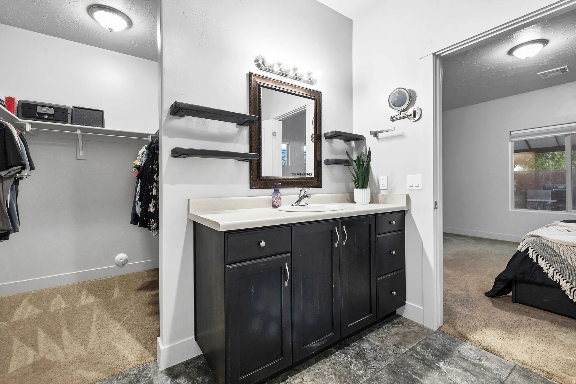 Owners en-suite with walk in closet