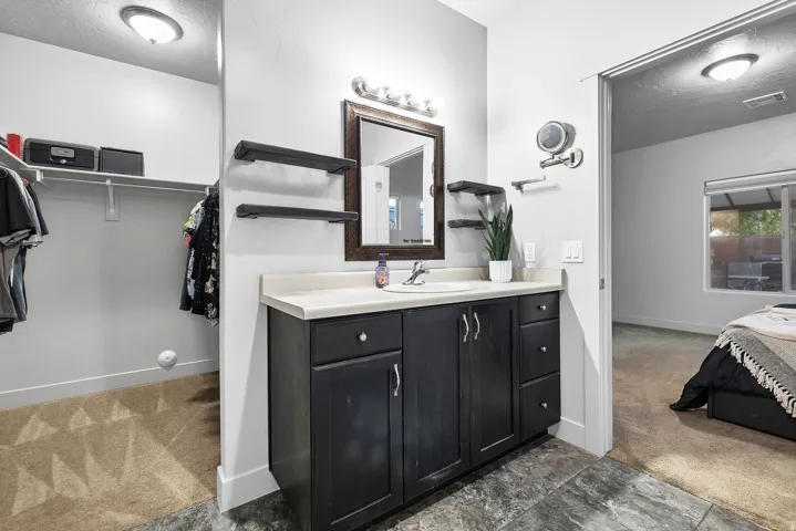 Owners en-suite with walk in closet