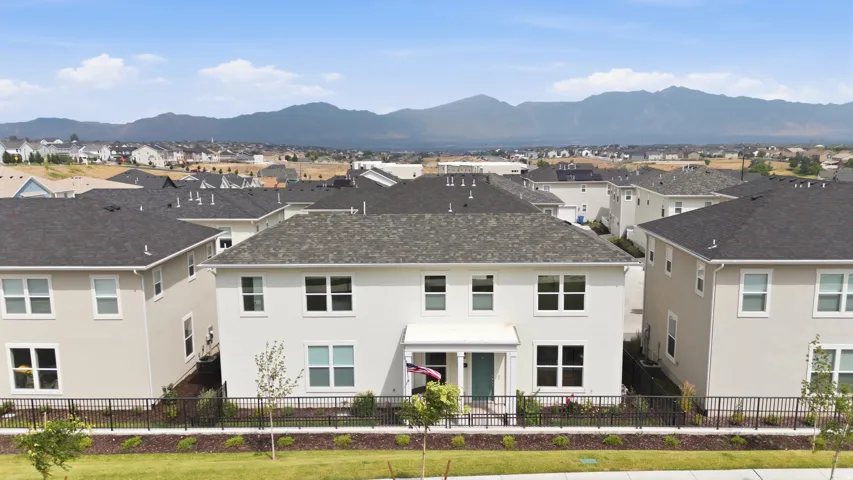 Low maintenance single family home!