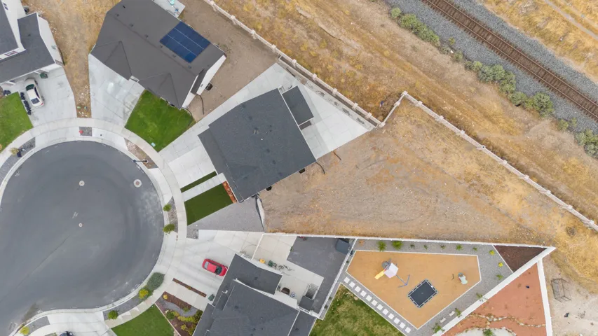 Aerial view of a cul-de-sac featuring multiple residential properties