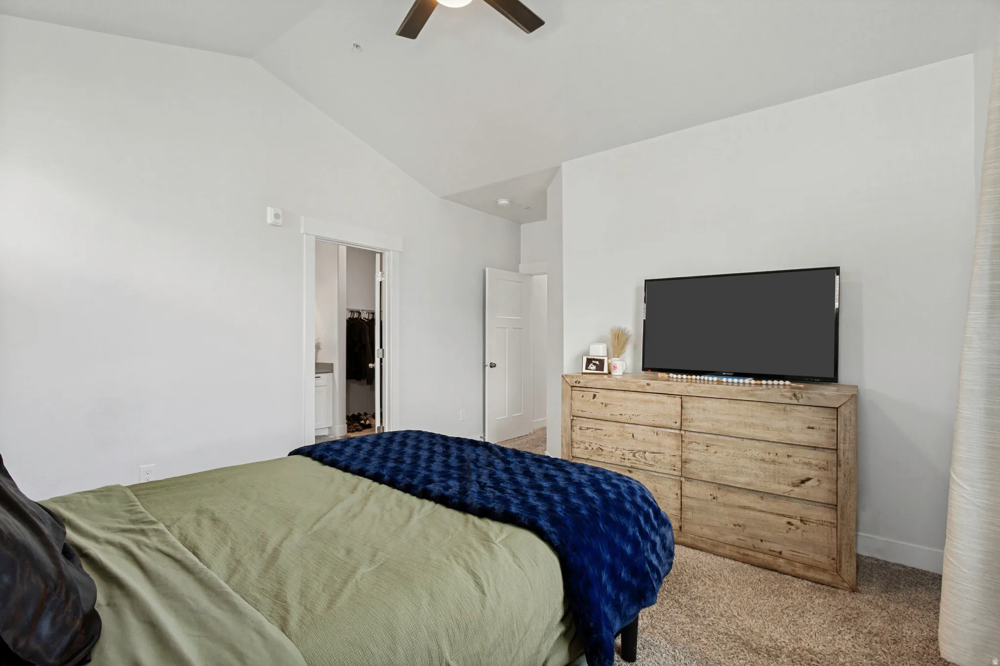 Vaulted ceiling with a ceiling fan