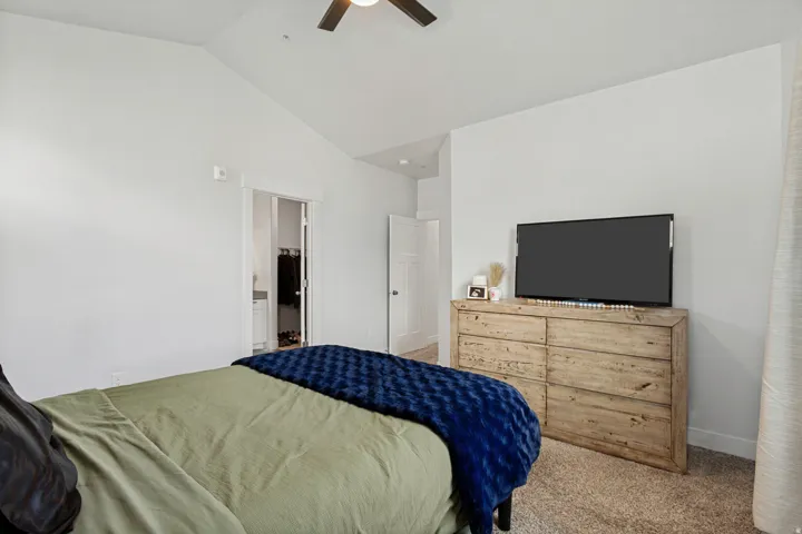 Vaulted ceiling with a ceiling fan