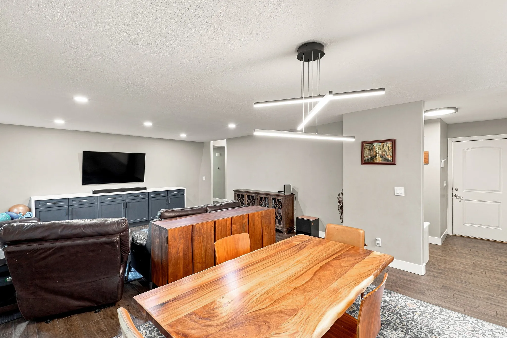 Spacious Dining Area, NEW Light