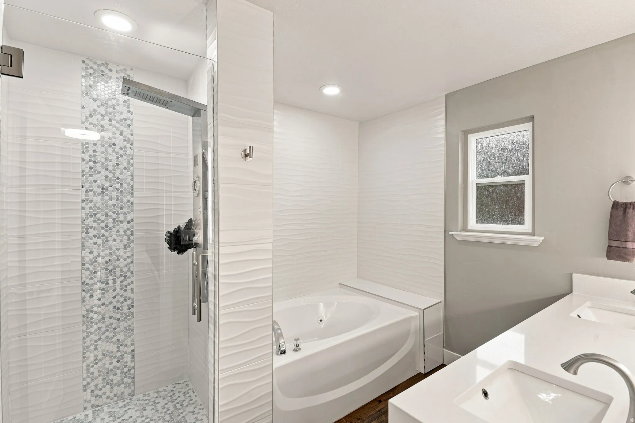 NEW Amazing Shower with Euro Glass and Jetted Tub