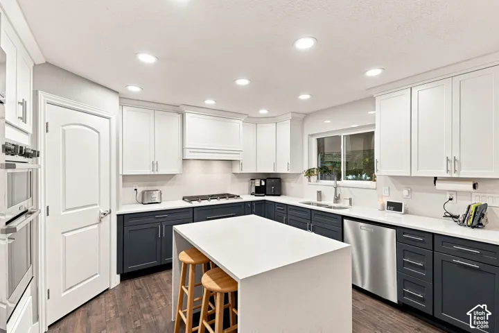 Gorgeous NEW Cabinetry with Large Drawers, NEW Quartz Waterfall Island Bar with Seating