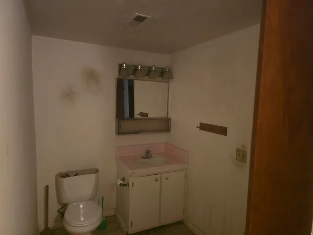 Image quality insufficient for description