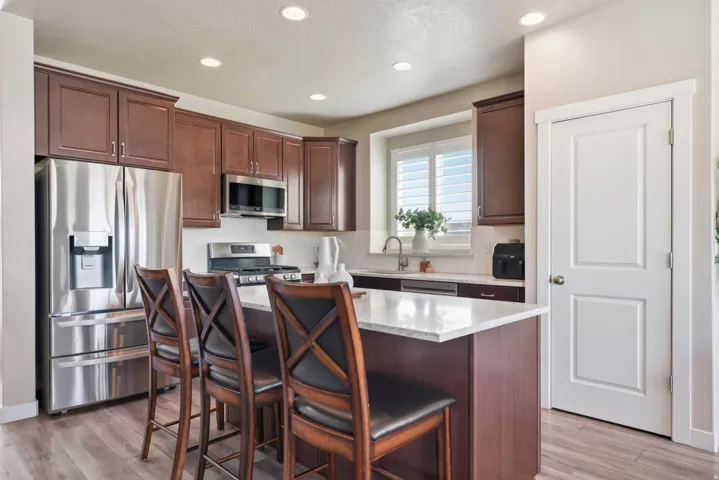 1576 E Lowe Peak Dr, Eagle Mountain, Utah 84005