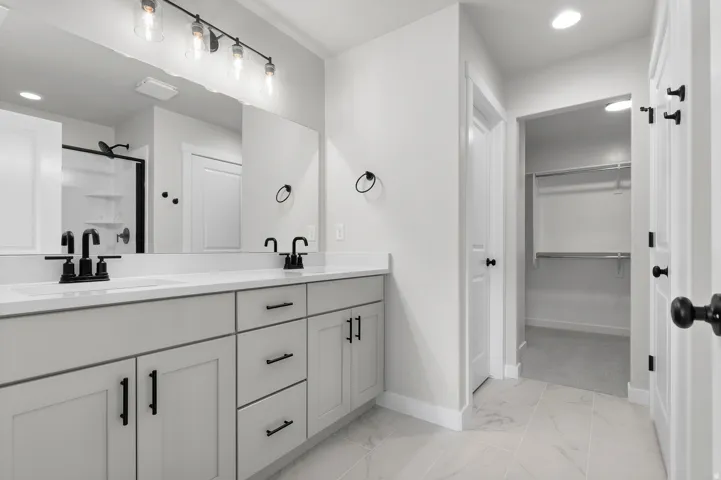 Double vanity with undermount sinks, quartz countertops, and matte black fixtures