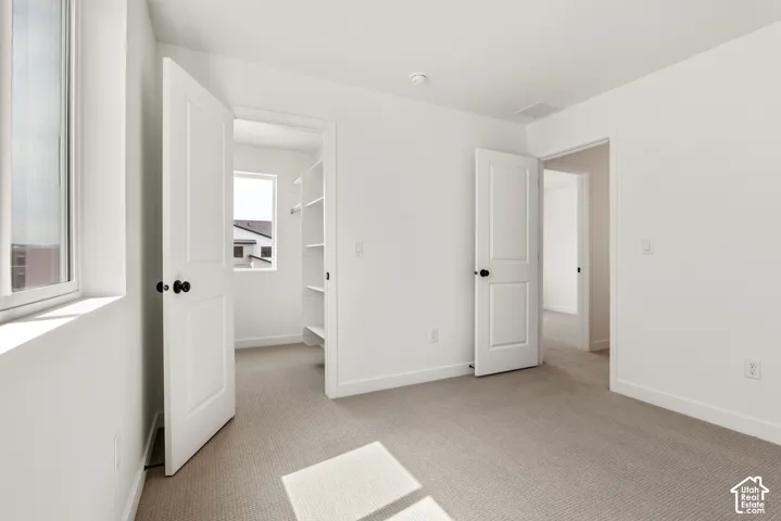 Neutral tone wall finishes throughout this carpeted room