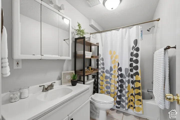 Full bathroom featuring modern finishes.