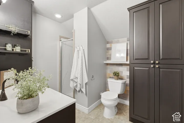 Charming modern bathroom with accent wall and modern finishes.