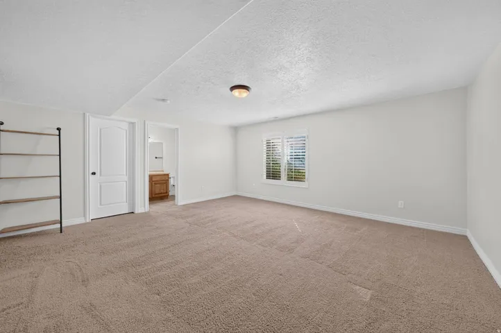 Flex space with full bathroom