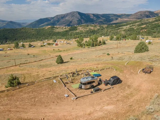 Expansive land parcel featuring open terrain and distant mountain ranges