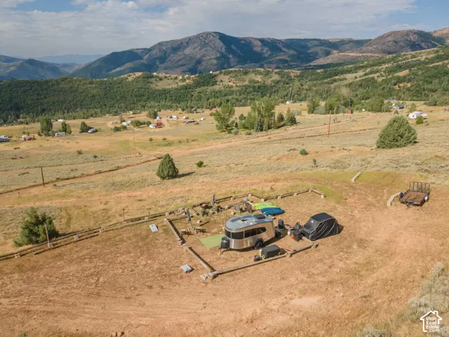 Expansive land parcel featuring open terrain and distant mountain ranges