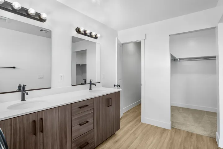 Dual vanity with undermount sinks, quartz-finish countertop, and matte black fixtures