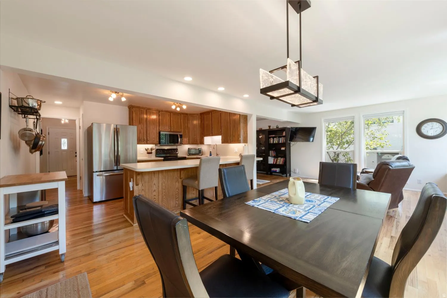 Dining area & kitchen