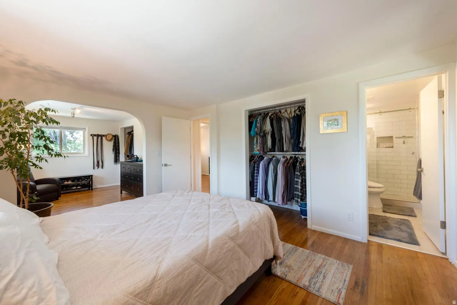 Primary bedroom  with en suite & dressing room