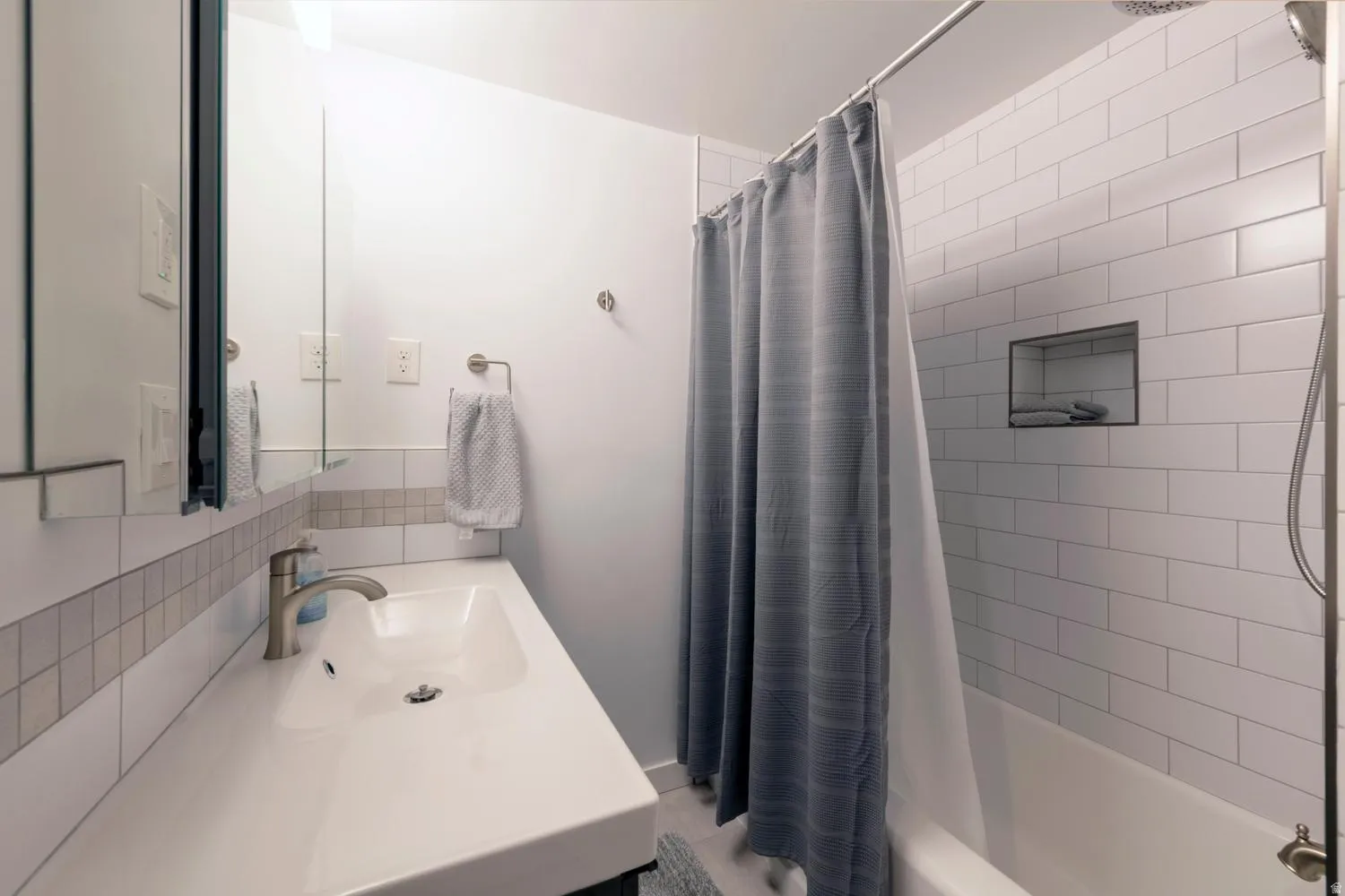 Upper level hall bathroom
