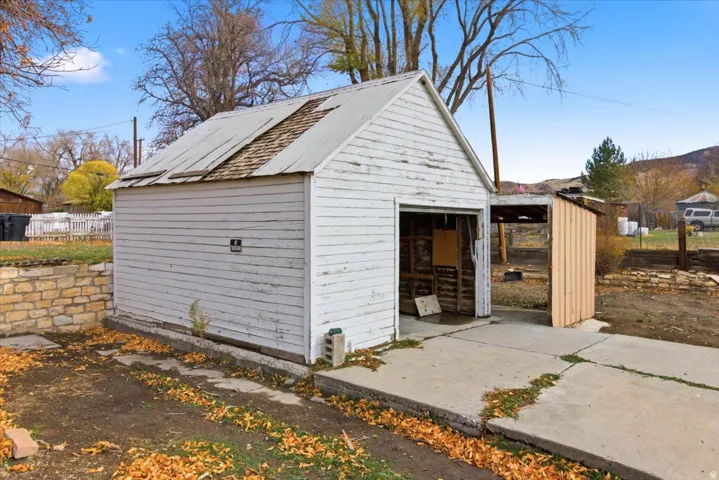 Detached garage structure with a concrete drive