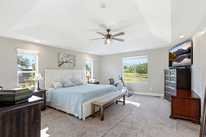 Tray ceiling with recessed lighting