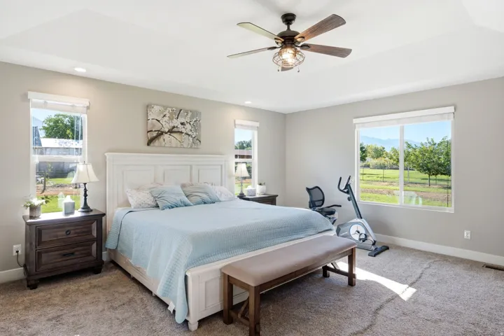 Tray ceiling with recessed lighting