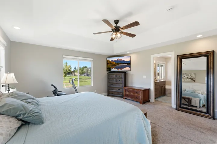 Tray ceiling with a ceiling fan