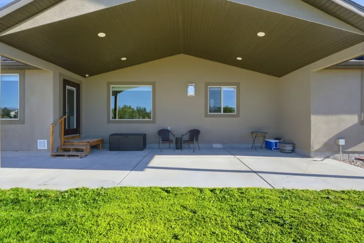 Covered patio with recessed lighting, stucco exterior, and concrete flooring