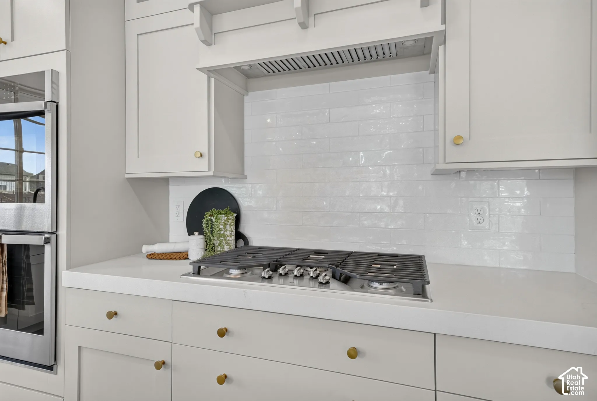 Integrated stainless steel gas cooktop with coordinating wall oven