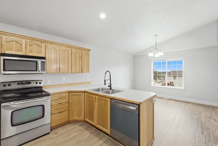 1424 N Spring Mountain Dr, Springville, Utah 84663