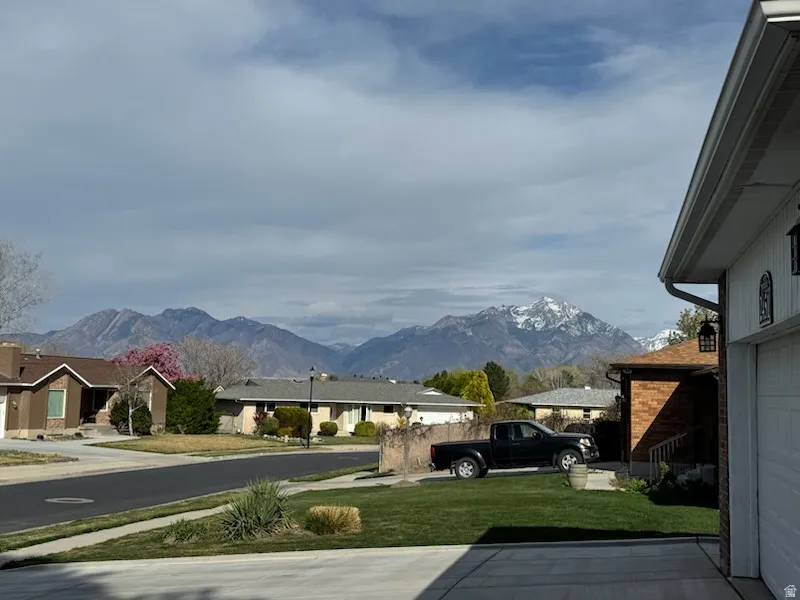 Mountain views from front in the tranquil and friendly neighborhood.  Minutes from the Park.