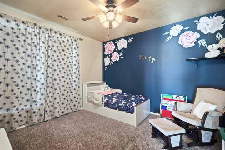 Ceiling fan with light fixture