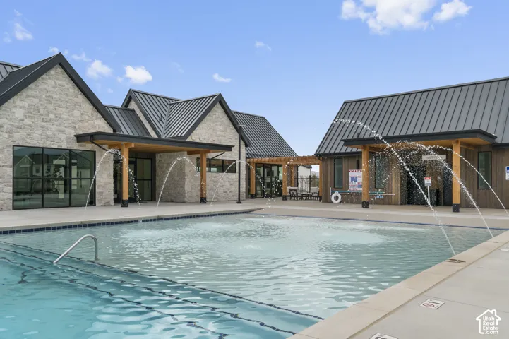 Outdoor swimming pool with integrated water features