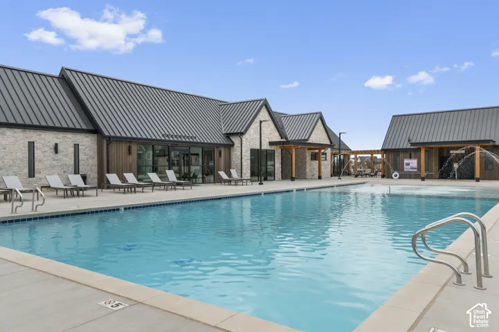 Expansive swimming pool with integrated water features