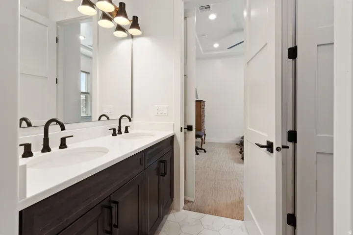 Jack-N-Jill bath