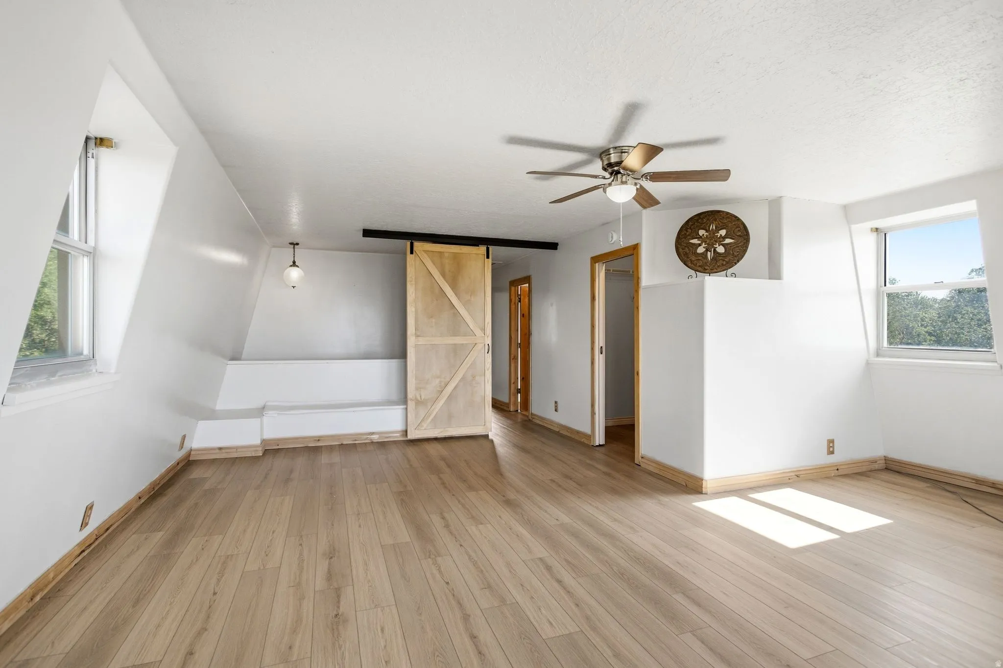 Primary bedroom/storage bench/walk in closet and barn door