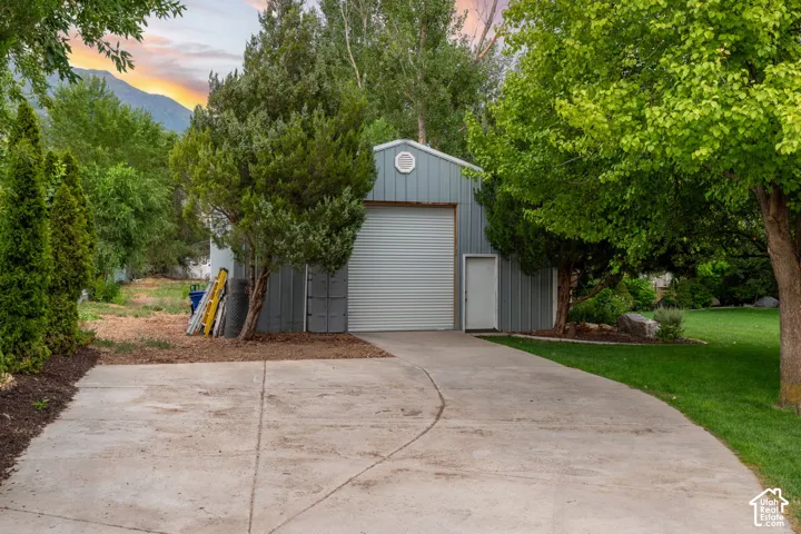 Detached Garage