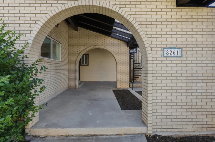 Arched brick entryway featuring light-toned brickwork