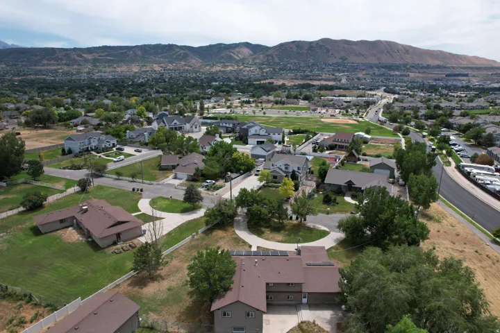 Expansive neighborhood featuring varied property styles and mature landscaping