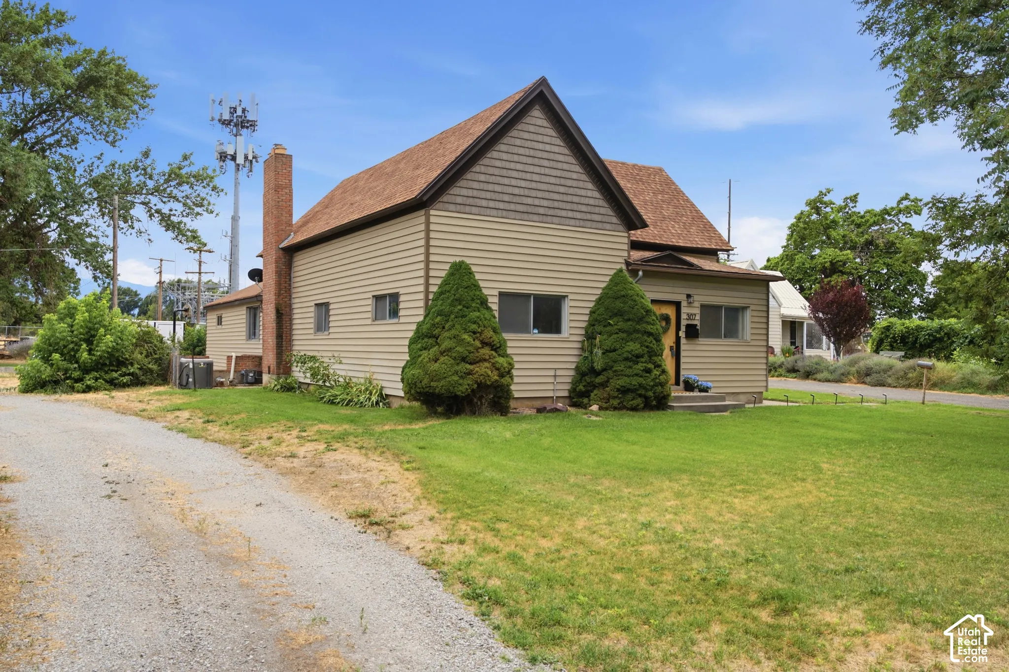 Large driveway offers plenty of room for parking.