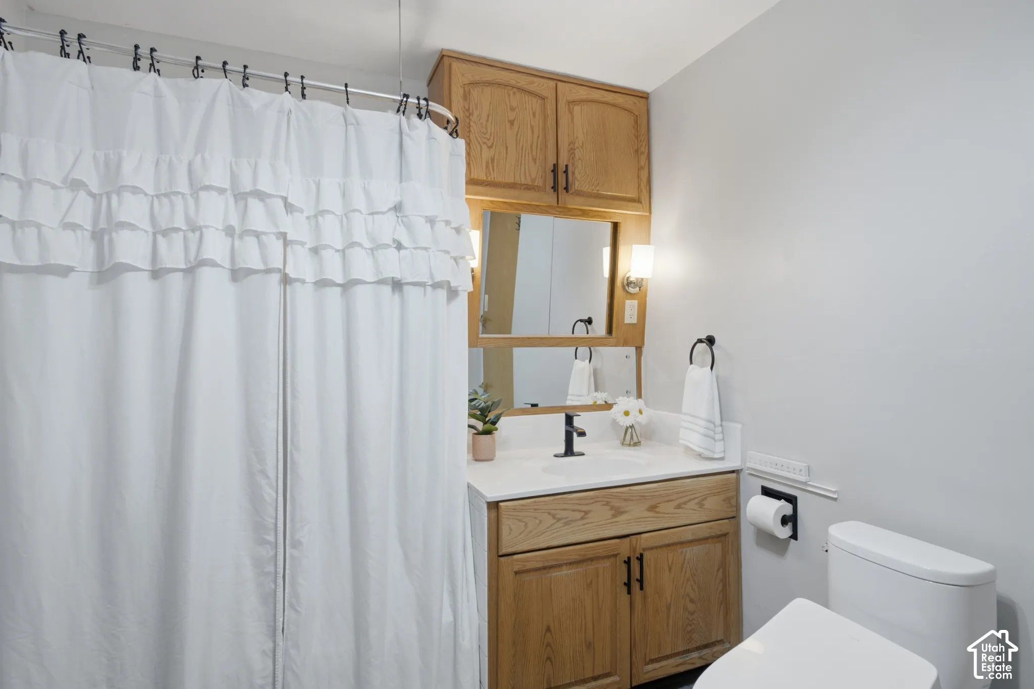 Bright, cheerful bathroom